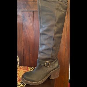 Over the knee rounded toe buckle boots